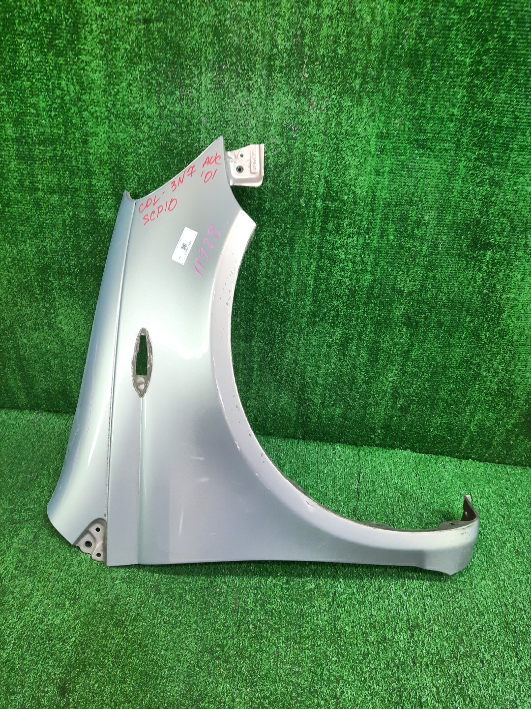 Крыло правое переднее TOYOTA VITZ, YARIS SCP10, NCP10, SCP13, NCP15, NCP11, NCP13 11928 1 ракурс