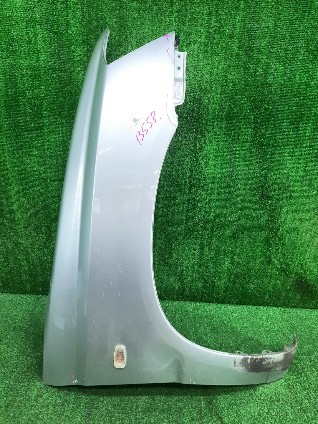 Крыло правое переднее TOYOTA KLUGER V, HIGHLANDER MCU20W, ACU20W, ACU25W, MCU25W, ACU20, ACU25, MCU20, MCU25 13558 1 ракурс