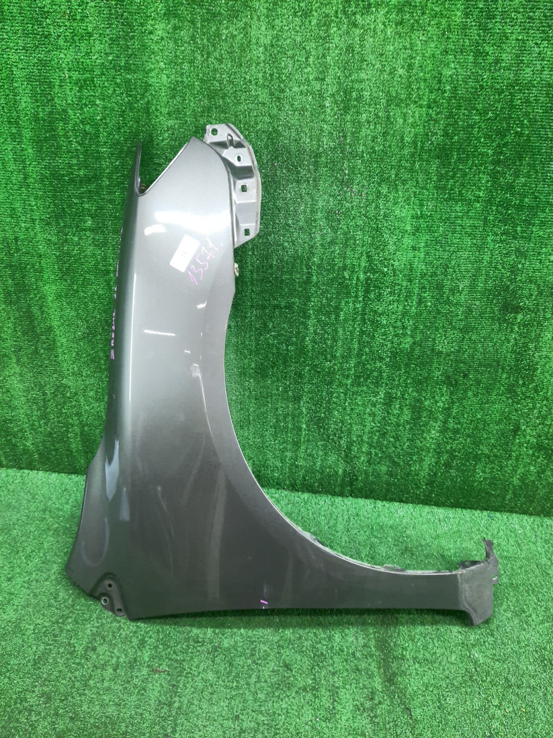 Крыло правое переднее TOYOTA COROLLA FIELDER, COROLLA  AXIO ZRE144G, ZRE142G, NZE144G, NZE141G, NZE141, NZE144, ZRE142, ZRE144 13571 1 ракурс