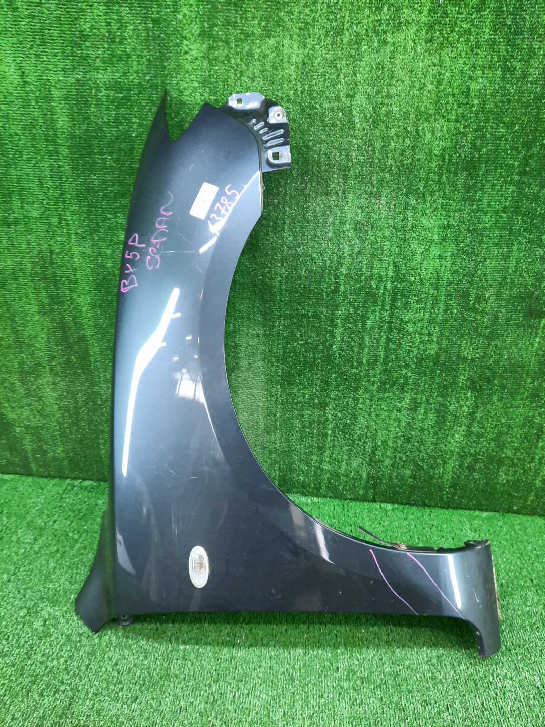 Крыло правое переднее MAZDA AXELA, MAZDA 3, 3 BK5P, BK3P, BKEP, BK SEDAN 1 ракурс