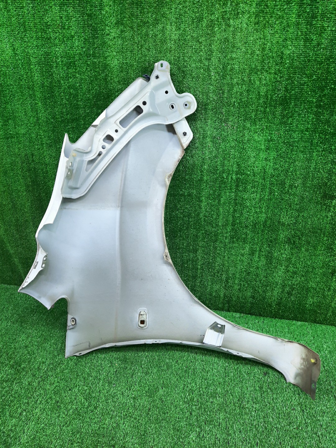Крыло левое переднее TOYOTA ISIS ZNM10, ZNM10W, ANM10, ANM10W, ANM15, ANM15W, ZGM10, ZGM10W, ZGM11, ZGM11W, ZGM15, ZGM15W, ANM10G, ZGM10G, ANM15G, ZNM10G, ZGM11G, ZGM15G 13930 3 ракурс