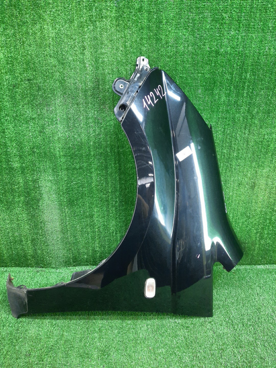 Крыло левое переднее TOYOTA ISIS ZNM10, ZNM10W, ANM10, ANM10W, ANM15, ANM15W, ZGM10, ZGM10W, ZGM11, ZGM11W, ZGM15, ZGM15W, ANM10G, ZGM10G, ANM15G, ZNM10G, ZGM11G, ZGM15G 14242 1 ракурс
