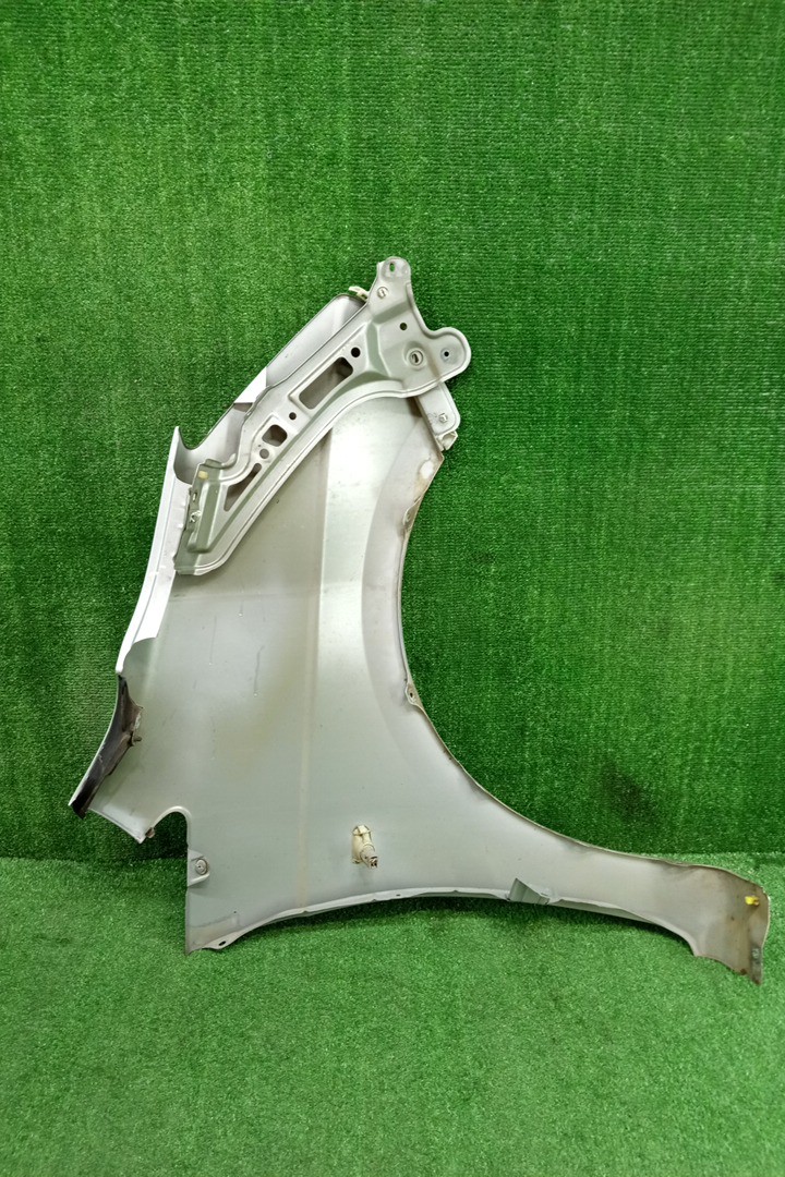 Крыло левое переднее TOYOTA ISIS ZNM10, ZNM10W, ANM10, ANM10W, ANM15, ANM15W, ZGM10, ZGM10W, ZGM11, ZGM11W, ZGM15, ZGM15W, ANM10G, ZGM10G, ANM15G, ZNM10G, ZGM11G, ZGM15G 15635 4 ракурс