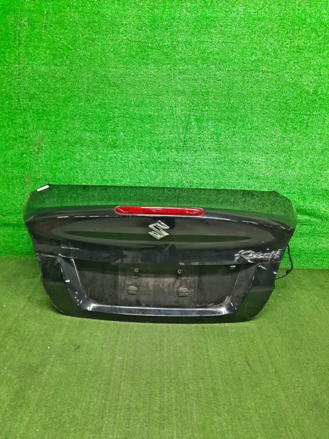 Крышка багажника SUZUKI KIZASHI RE91S 1793 1 ракурс Крышка багажника SUZUKI KIZASHI RE91S 1793 1 ракурс