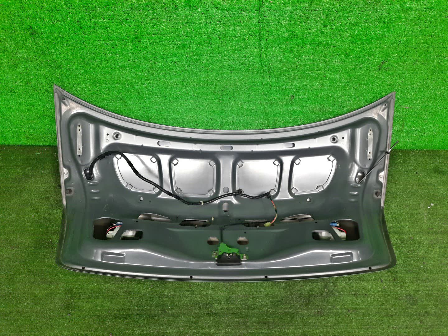 Крышка багажника SUZUKI AERIO RC51S, RA21S 1952 3 ракурс