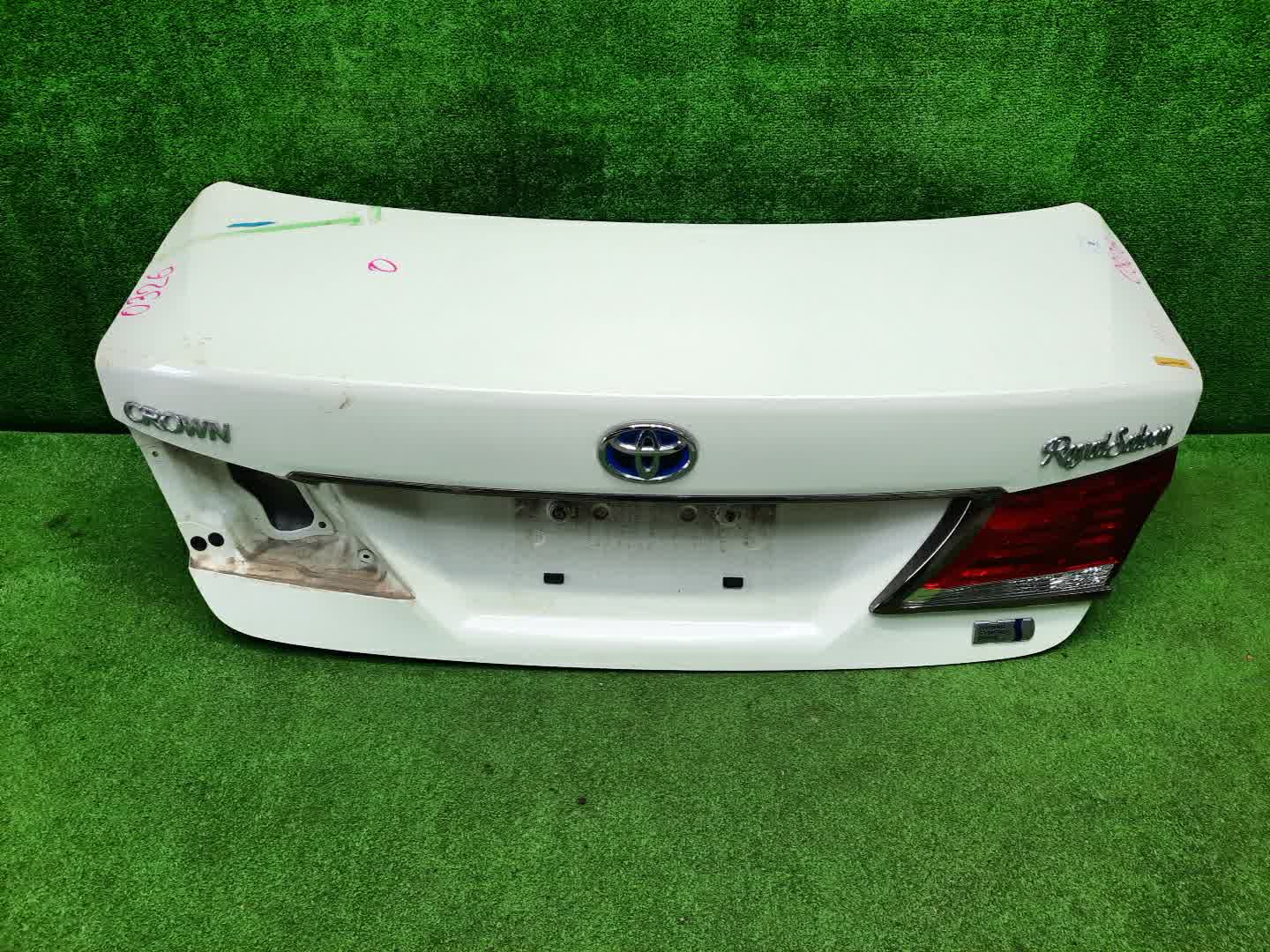 Крышка багажника TOYOTA CROWN AWS210 0326 1 ракурс Крышка багажника TOYOTA CROWN AWS210 0326 1 ракурс