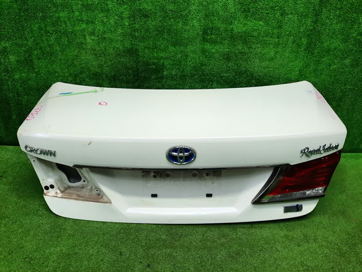 Крышка багажника TOYOTA CROWN AWS210 0326 3 ракурс Крышка багажника TOYOTA CROWN AWS210 0326 3 ракурс