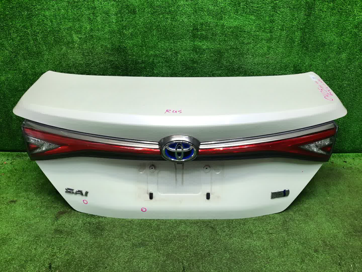 Крышка багажника TOYOTA SAI AZK10 0425 1 ракурс Крышка багажника TOYOTA SAI AZK10 0425 1 ракурс
