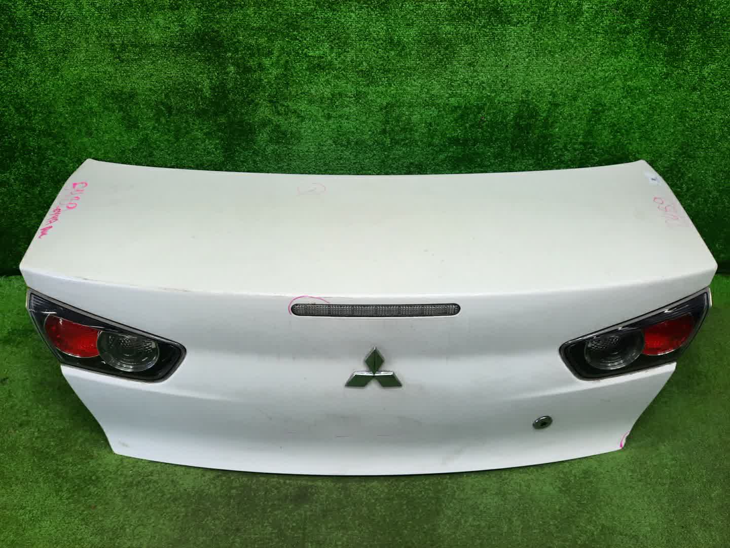 Крышка багажника MITSUBISHI LANCER, GALANT FORTIS CY4A, CY2A, CY3A, CY6A 0489 1 ракурс Крышка багажника MITSUBISHI LANCER, GALANT FORTIS CY4A, CY2A, CY3A, CY6A 0489 1 ракурс