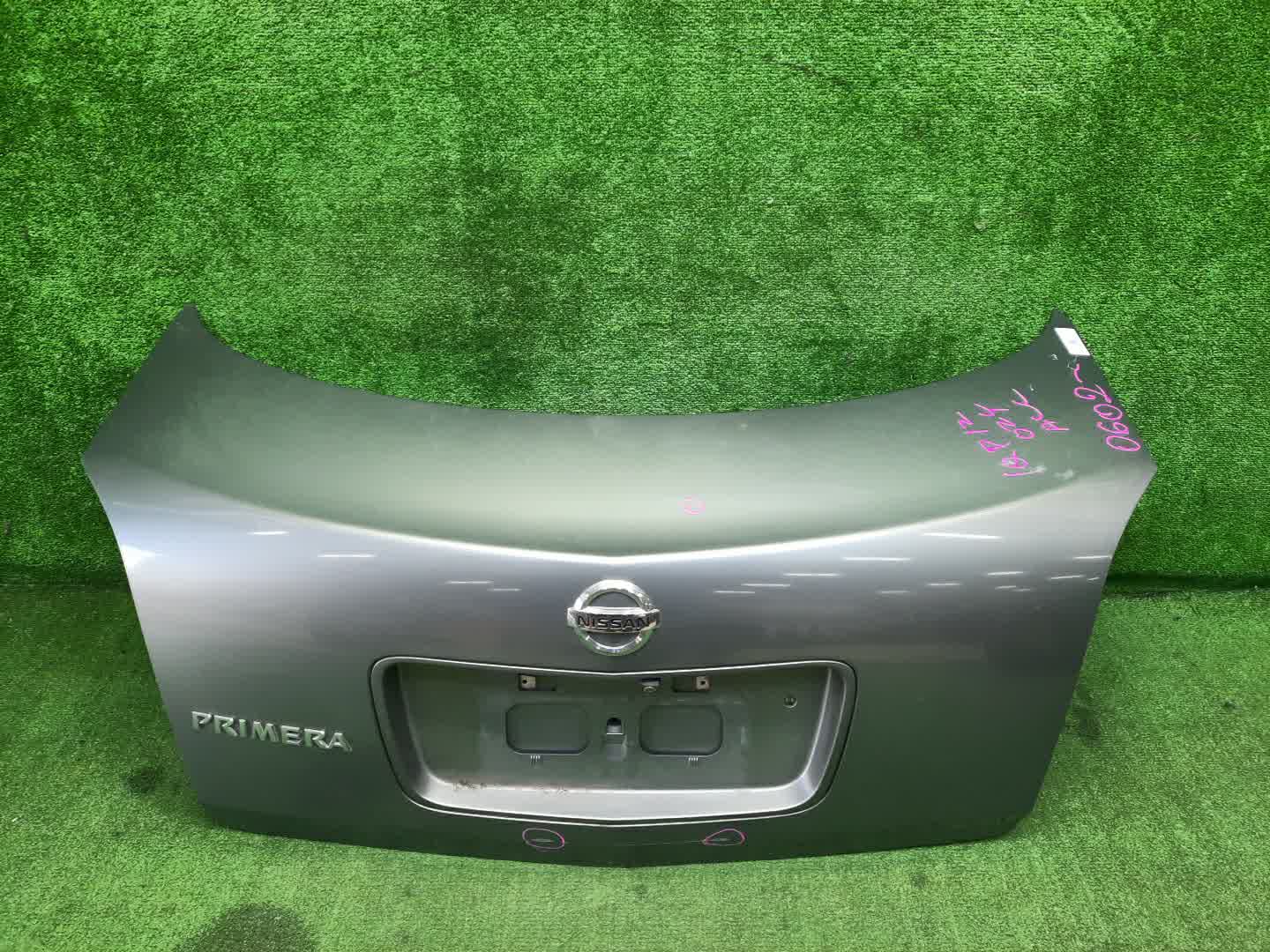 Крышка багажника NISSAN PRIMERA P12 0602 1 ракурс Крышка багажника NISSAN PRIMERA P12 0602 1 ракурс