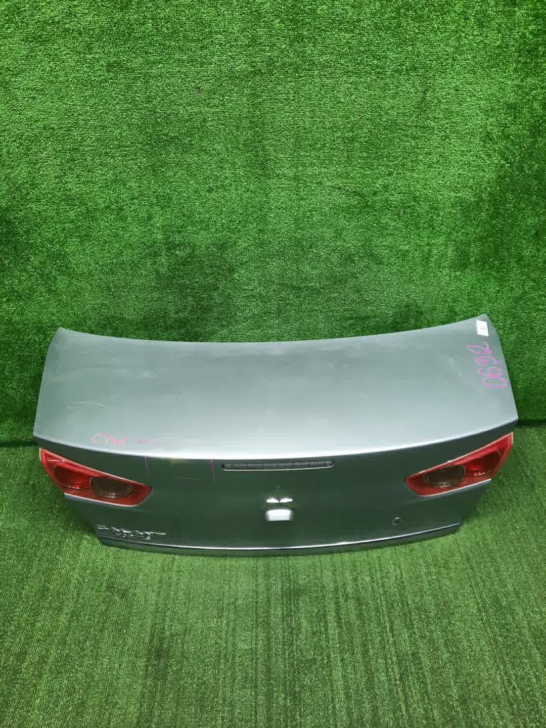 Крышка багажника MITSUBISHI LANCER, GALANT FORTIS CY4A, CY2A, CY3A, CY6A 0632 1 ракурс Крышка багажника MITSUBISHI LANCER, GALANT FORTIS CY4A, CY2A, CY3A, CY6A 0632 1 ракурс