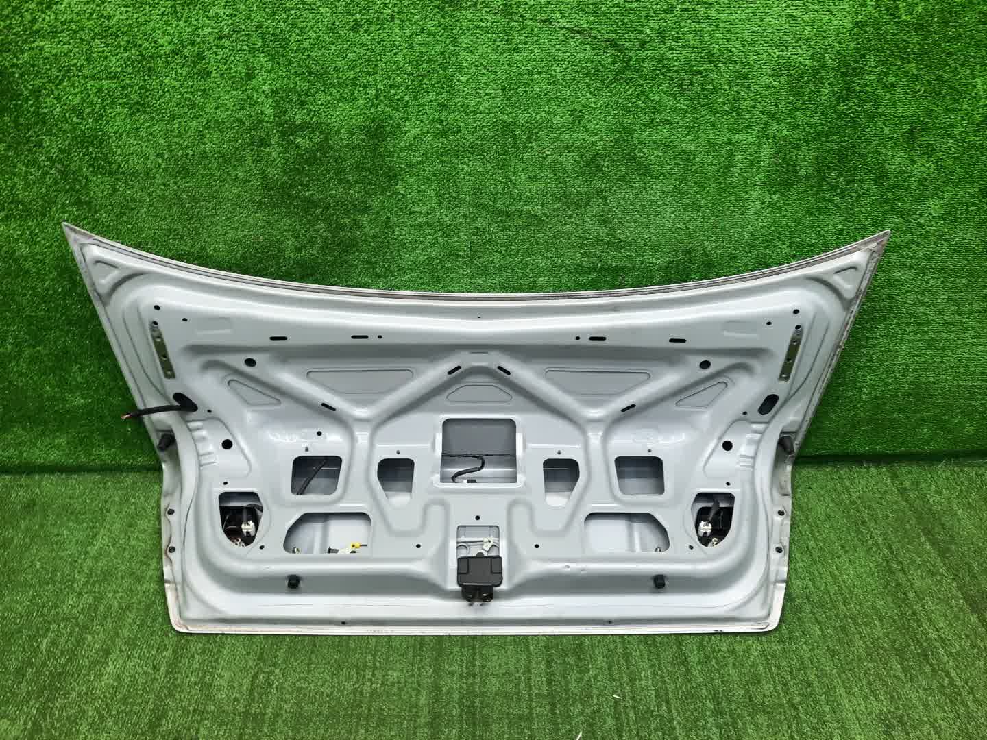 Крышка багажника NISSAN SUNNY B15, FB15, FNB15, QB15, SB15 0642 3 ракурс