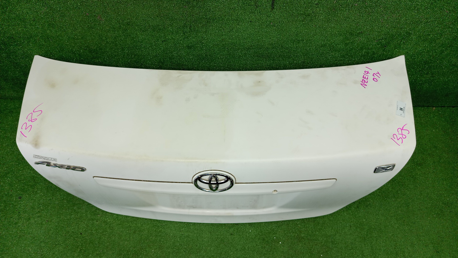 Крышка багажника TOYOTA COROLLA AXIO NZE141, NZE144, ZRE142, ZRE144 1385 2 ракурс Крышка багажника TOYOTA COROLLA AXIO NZE141, NZE144, ZRE142, ZRE144 1385 2 ракурс