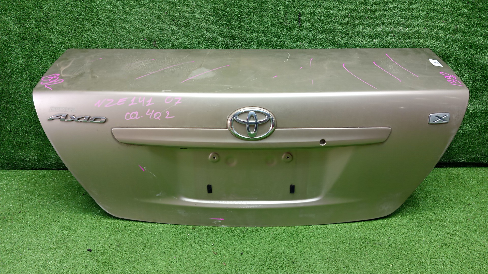 Крышка багажника TOYOTA COROLLA AXIO NZE141, NZE144, ZRE142, ZRE144 1392 1 ракурс Крышка багажника TOYOTA COROLLA AXIO NZE141, NZE144, ZRE142, ZRE144 1392 1 ракурс