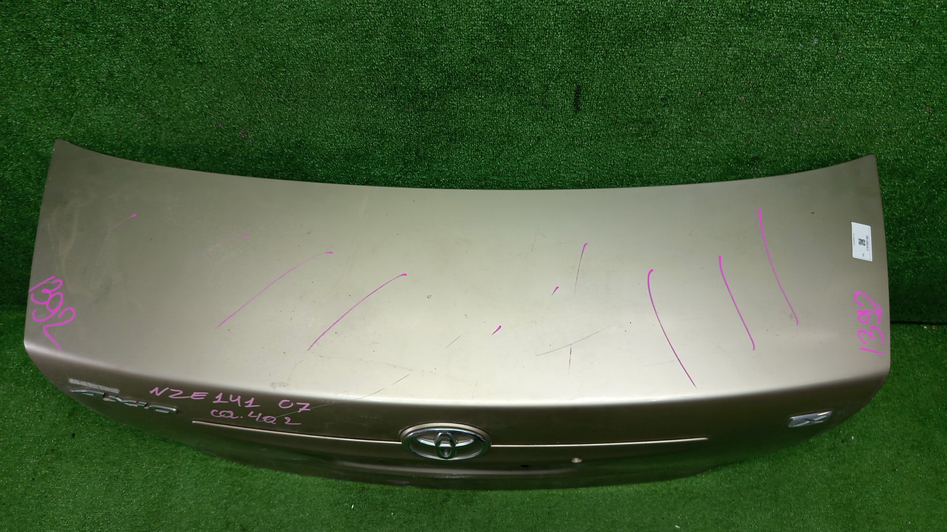 Крышка багажника TOYOTA COROLLA AXIO NZE141, NZE144, ZRE142, ZRE144 1392 2 ракурс Крышка багажника TOYOTA COROLLA AXIO NZE141, NZE144, ZRE142, ZRE144 1392 2 ракурс