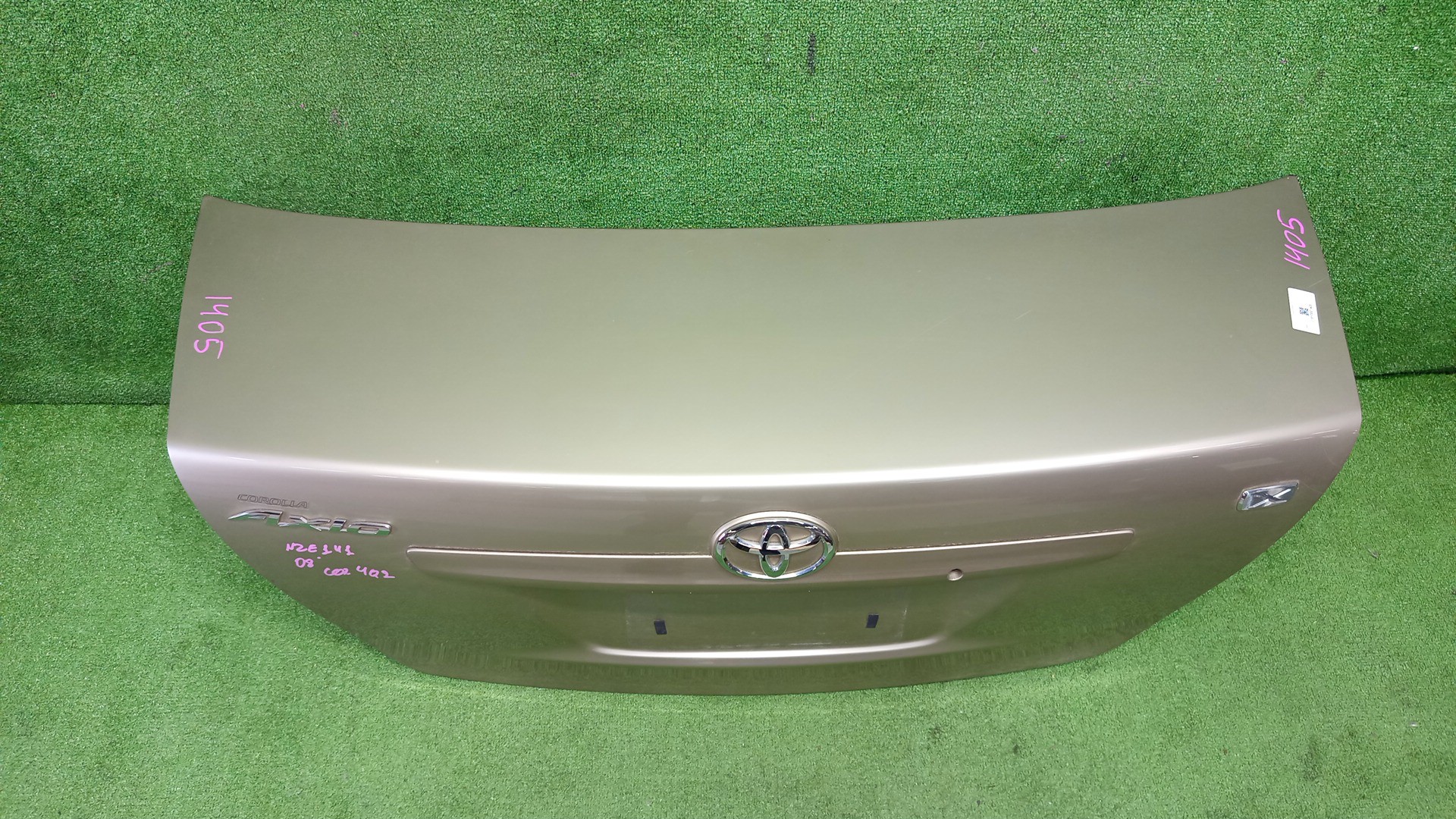 Крышка багажника TOYOTA COROLLA AXIO NZE141, NZE144, ZRE142, ZRE144 1405 2 ракурс Крышка багажника TOYOTA COROLLA AXIO NZE141, NZE144, ZRE142, ZRE144 1405 2 ракурс