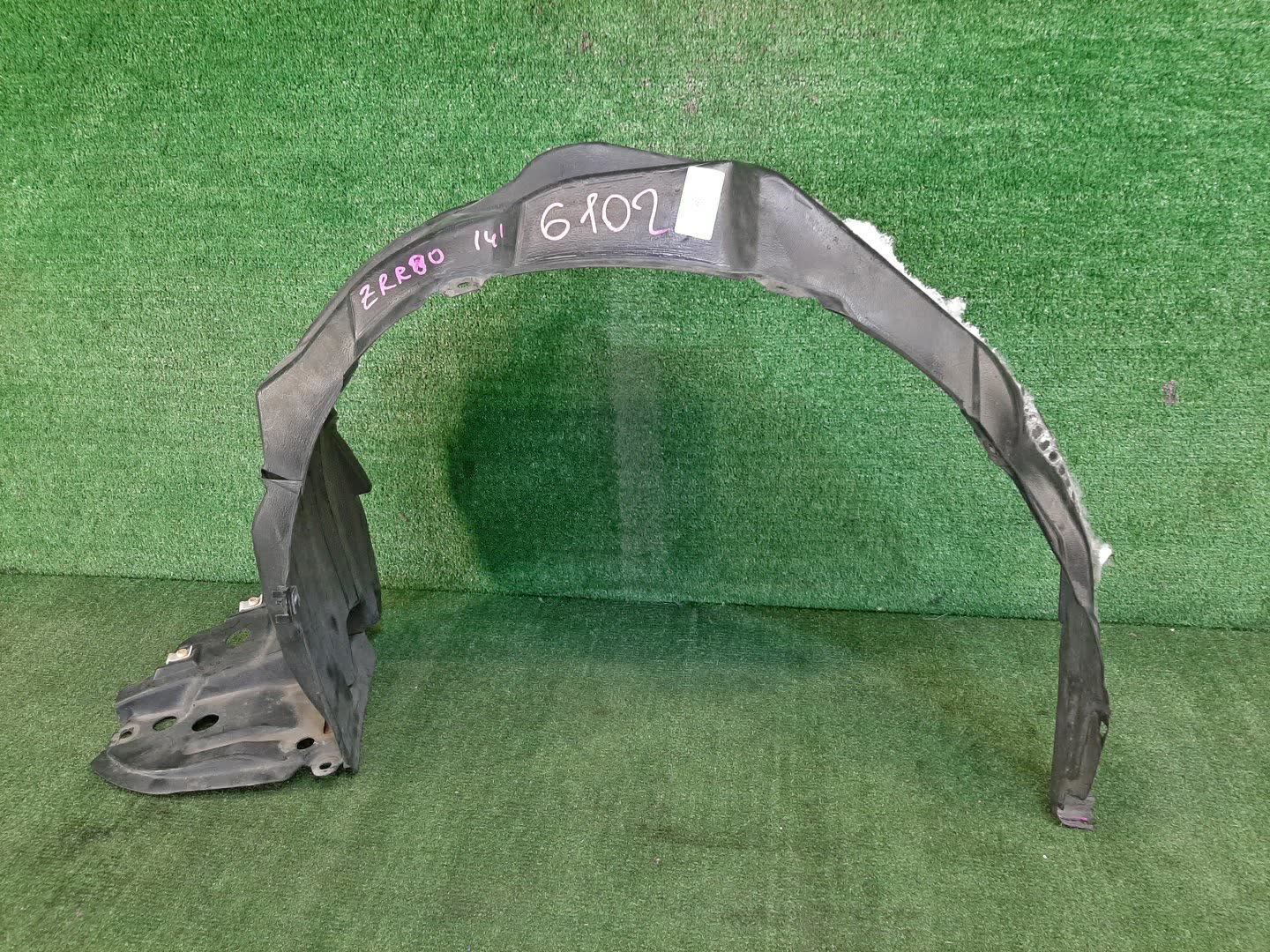 Защита под крыло левая передняя TOYOTA VOXY ZWR80G, ZRR85W, ZRR80W, ZWR80W, ZRR80G, ZRR85G 53876-28270 1 ракурс Защита под крыло левая передняя TOYOTA VOXY ZWR80G, ZRR85W, ZRR80W, ZWR80W, ZRR80G, ZRR85G 53876-28270 1 ракурс