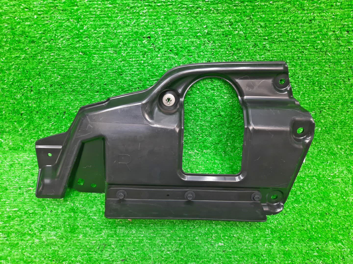 Защита под крыло правая передняя TOYOTA LAND CRUISER FJA300W, UZJ200, URJ202, VDJ200 53807-60131 2 ракурс