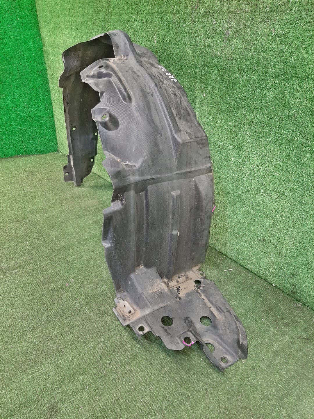 Защита под крыло левая передняя TOYOTA NOAH ZRR80G 53876-28270 1 ракурс