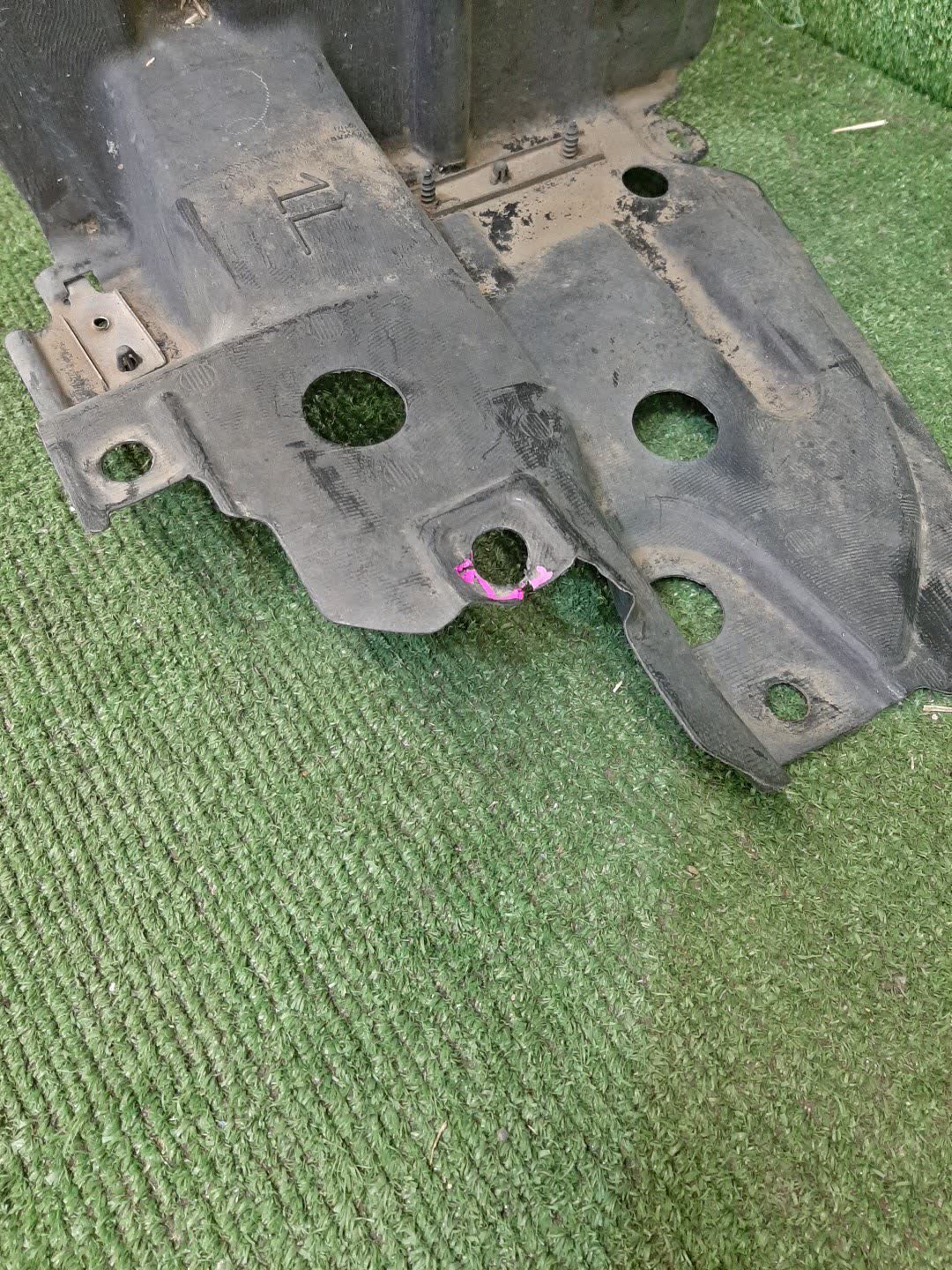 Защита под крыло левая передняя TOYOTA NOAH ZRR80G 53876-28270 2 ракурс