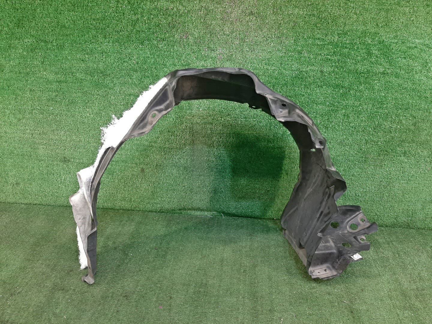 Защита под крыло левая передняя TOYOTA NOAH ZWR80G 53876-28270 1 ракурс