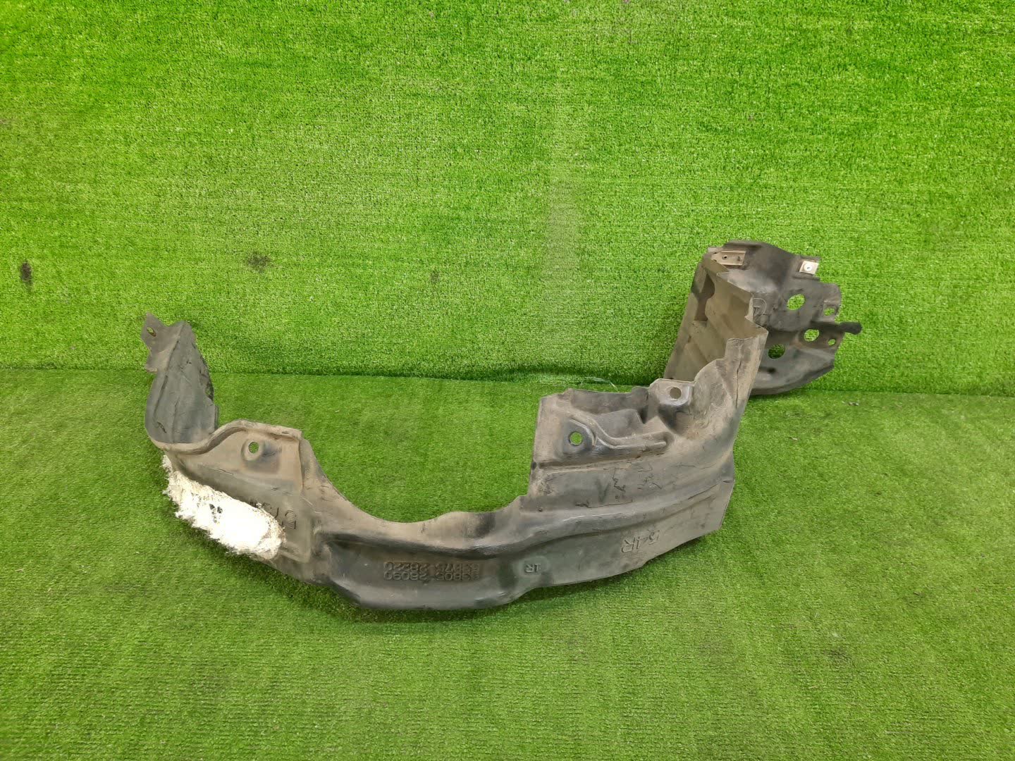 Защита под крыло правая передняя TOYOTA NOAH ZRR85G 53875-28220 2 ракурс
