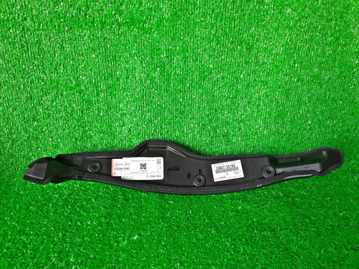 Защита под крыло правая передняя TOYOTA AQUA NHP10 53827-52160 1 ракурс