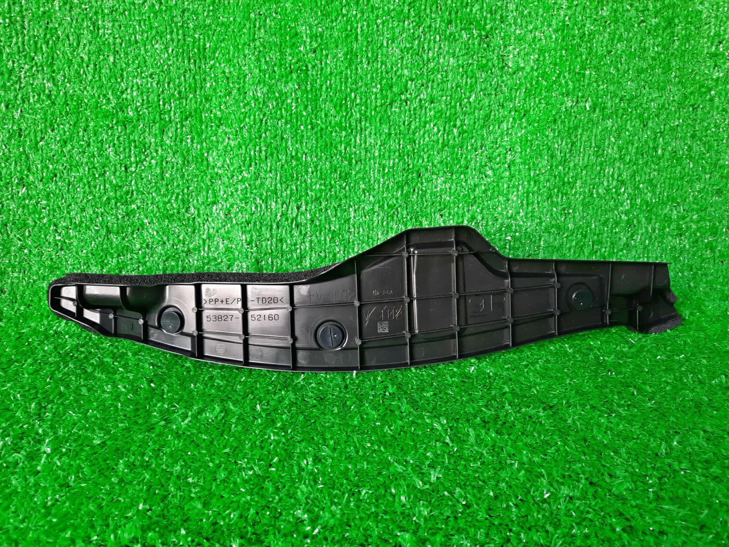 Защита под крыло правая передняя TOYOTA AQUA NHP10 53827-52160 2 ракурс