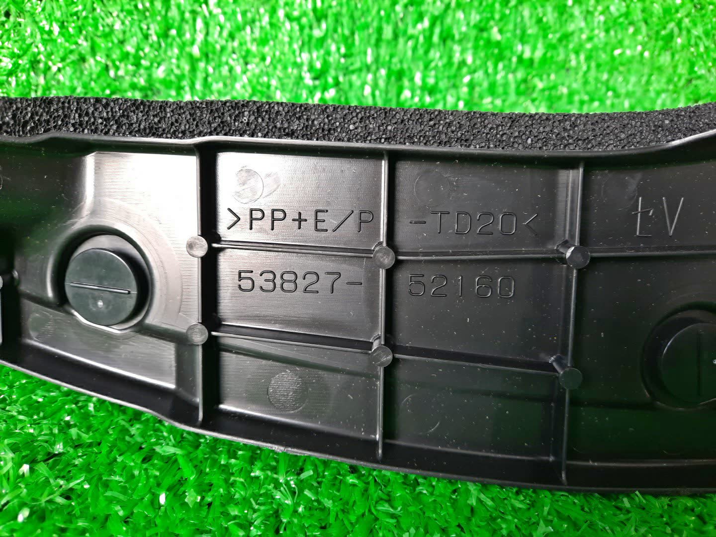 Защита под крыло правая передняя TOYOTA AQUA NHP10 53827-52160 3 ракурс
