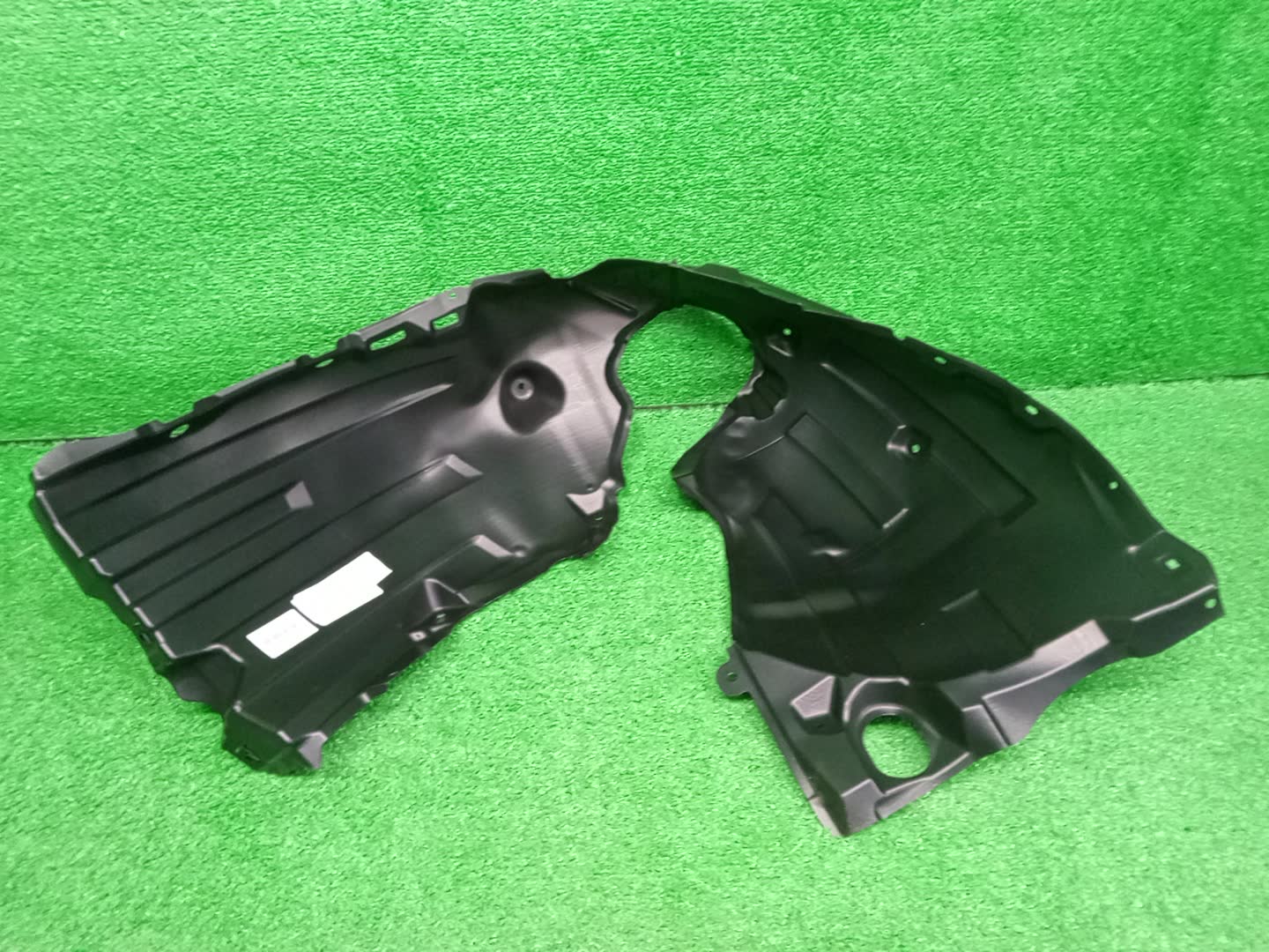 Защита под крыло левая передняя TOYOTA CAMRY AXVH70 53806-33080 2 ракурс