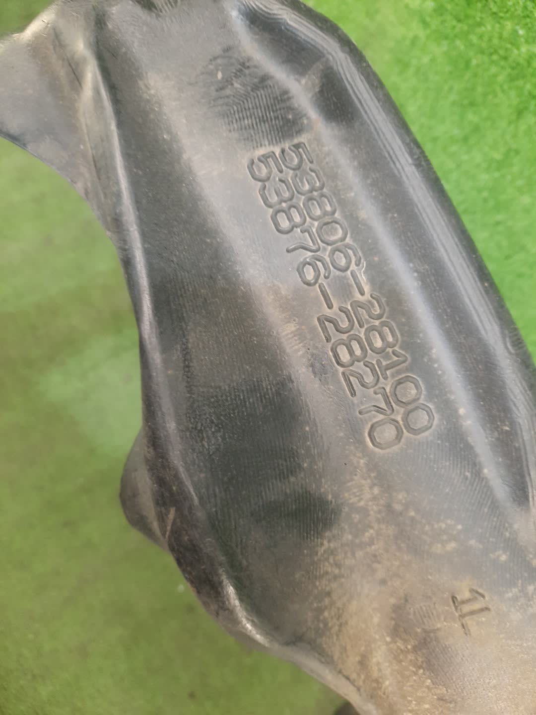 Защита под крыло левая передняя TOYOTA NOAH ZRR80G 53876-28270 4 ракурс