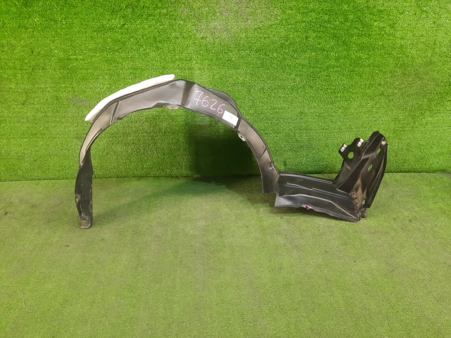 Защита под крыло правая передняя TOYOTA NOAH ZRR80G 53875-28220 1 ракурс
