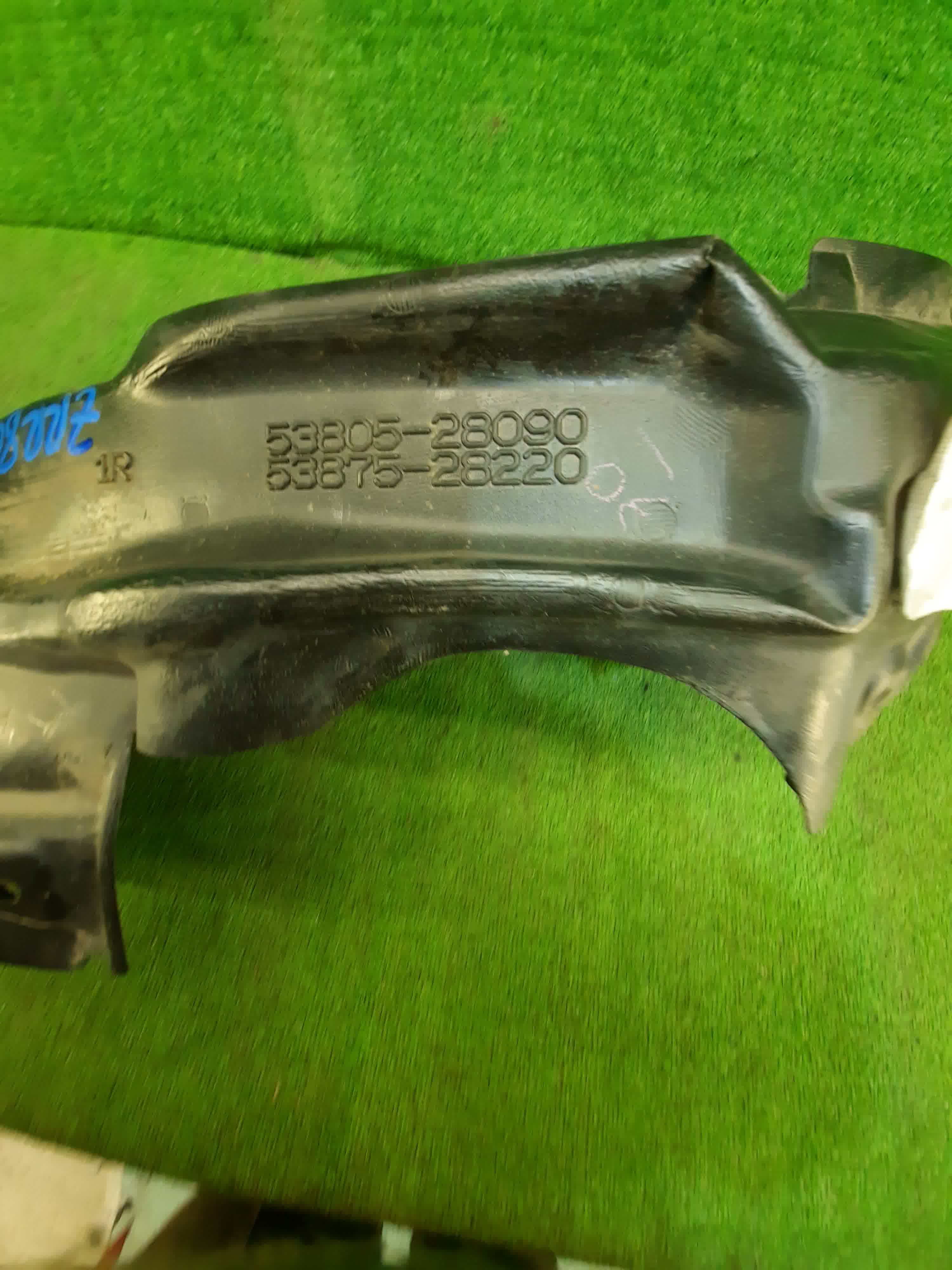 Защита под крыло правая передняя TOYOTA NOAH ZRR80G 53875-28220 3 ракурс