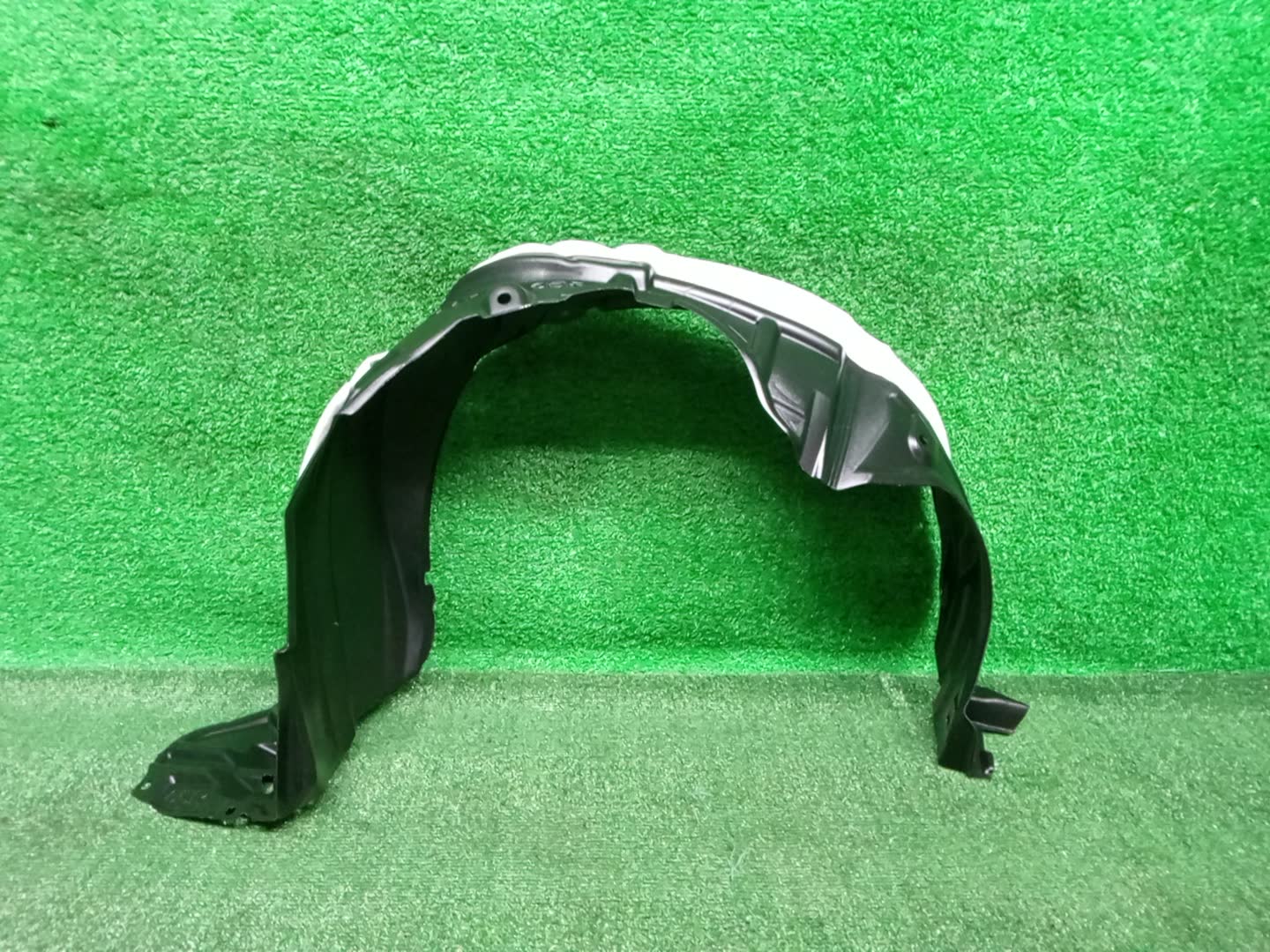 Защита под крыло правая передняя TOYOTA AQUA NHP10 53875-52460 1 ракурс