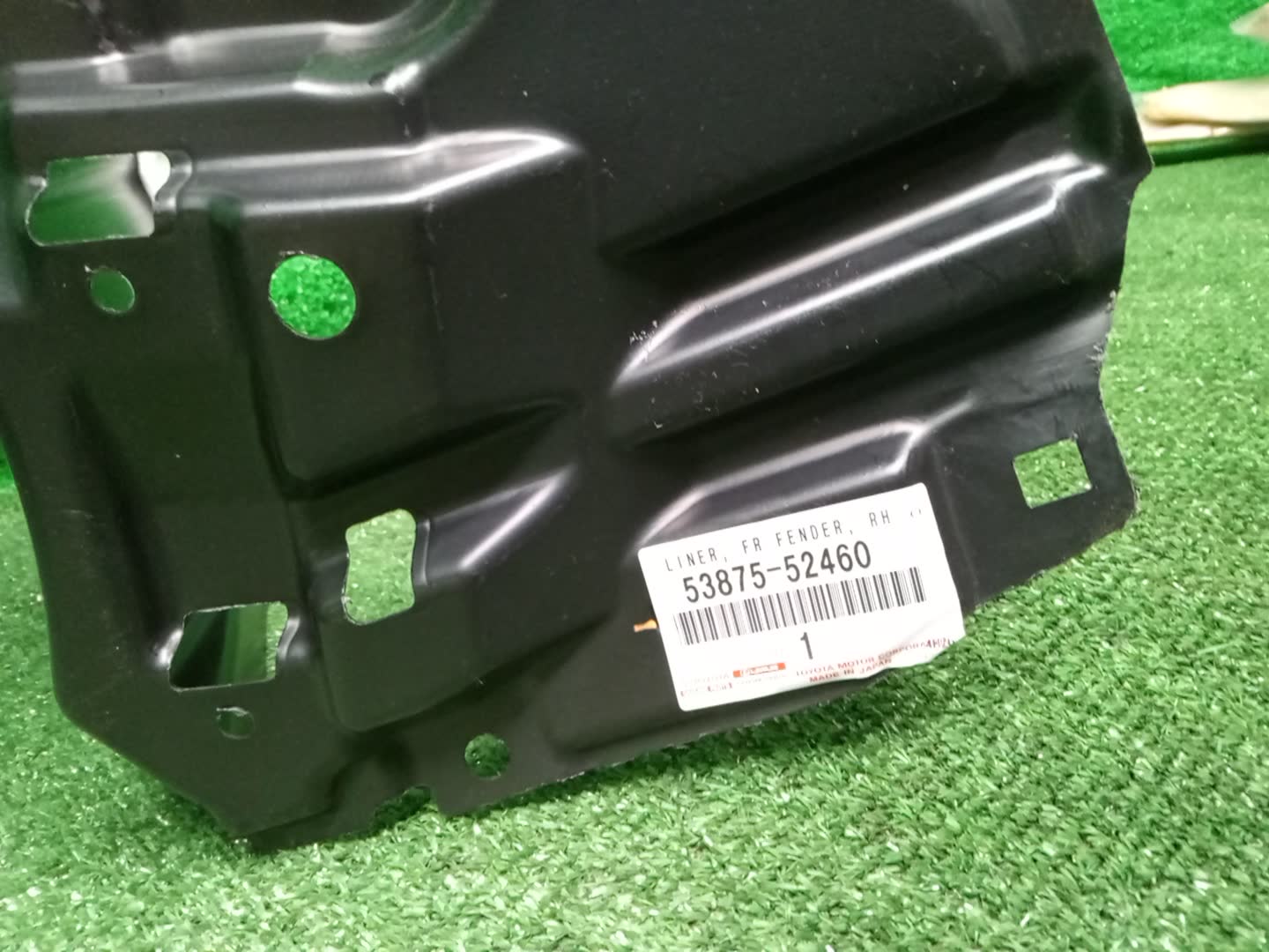 Защита под крыло правая передняя TOYOTA AQUA NHP10 53875-52460 4 ракурс