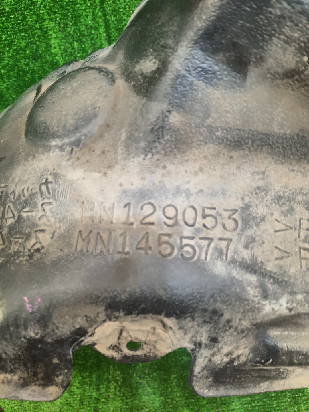 Защита под крыло левая передняя MITSUBISHI GRANDIS NA4W MN129053 2 ракурс