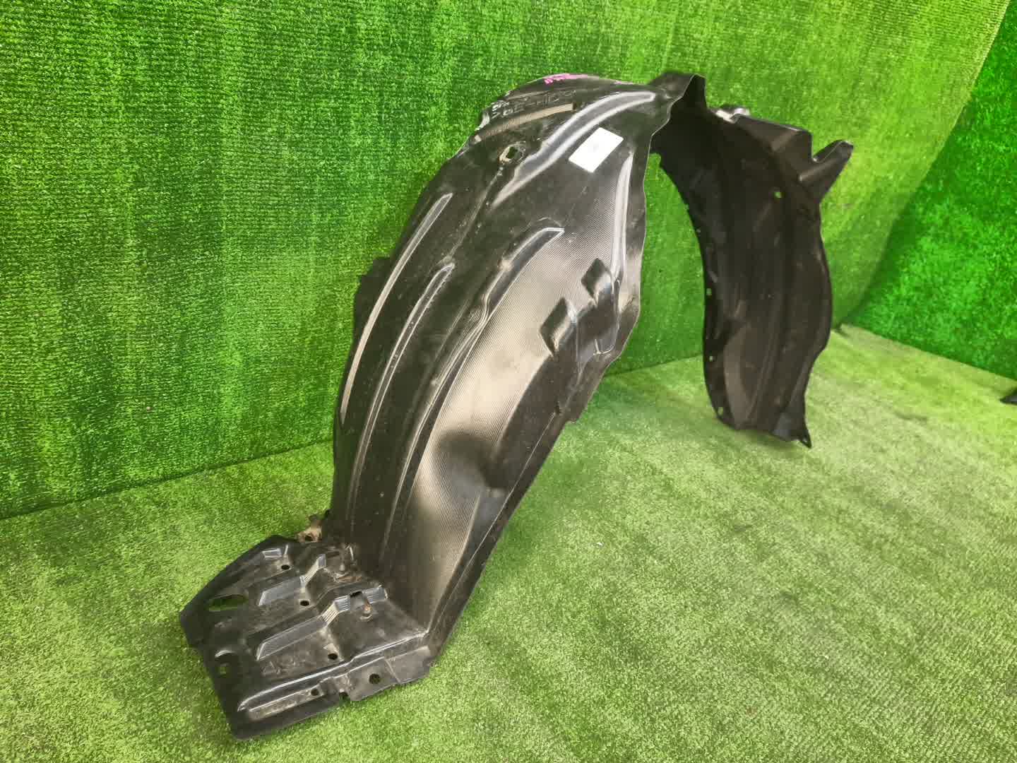 Защита под крыло правая передняя TOYOTA AQUA MXPK11 53875-52550 1 ракурс