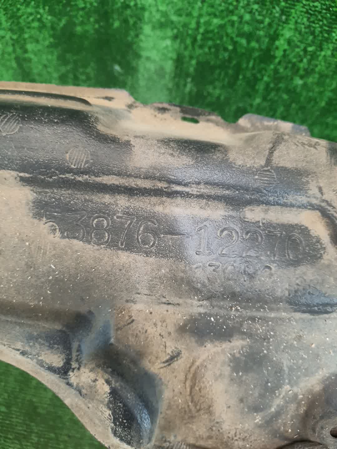 Защита под крыло левая передняя TOYOTA ALLEX, COROLLA RUNX ZZE124, NZE121, ZZE122, ZZE123 53876-12270 2 ракурс