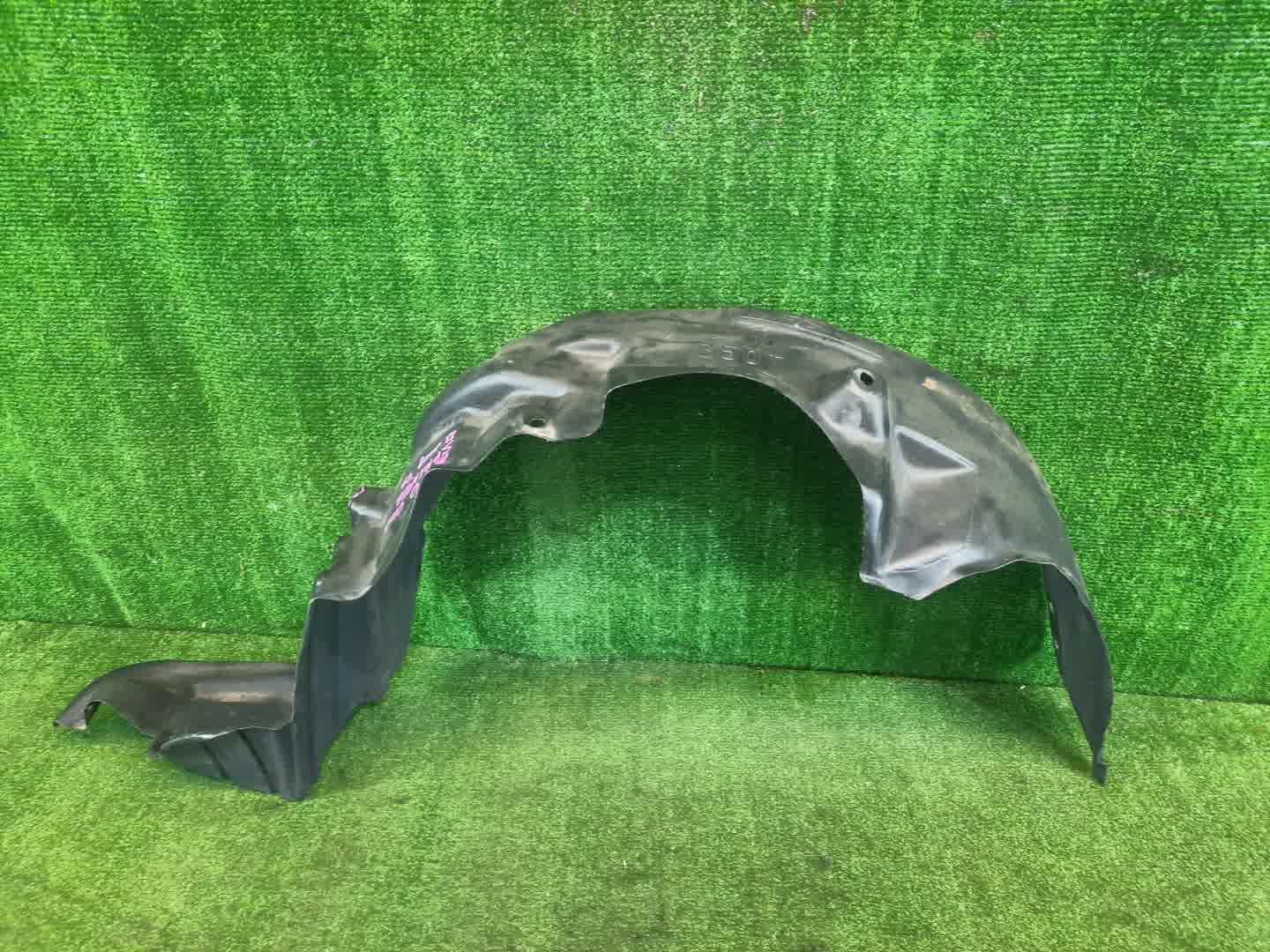 Защита под крыло правая передняя TOYOTA SPRINTER AE110 53875-12240 1 ракурс