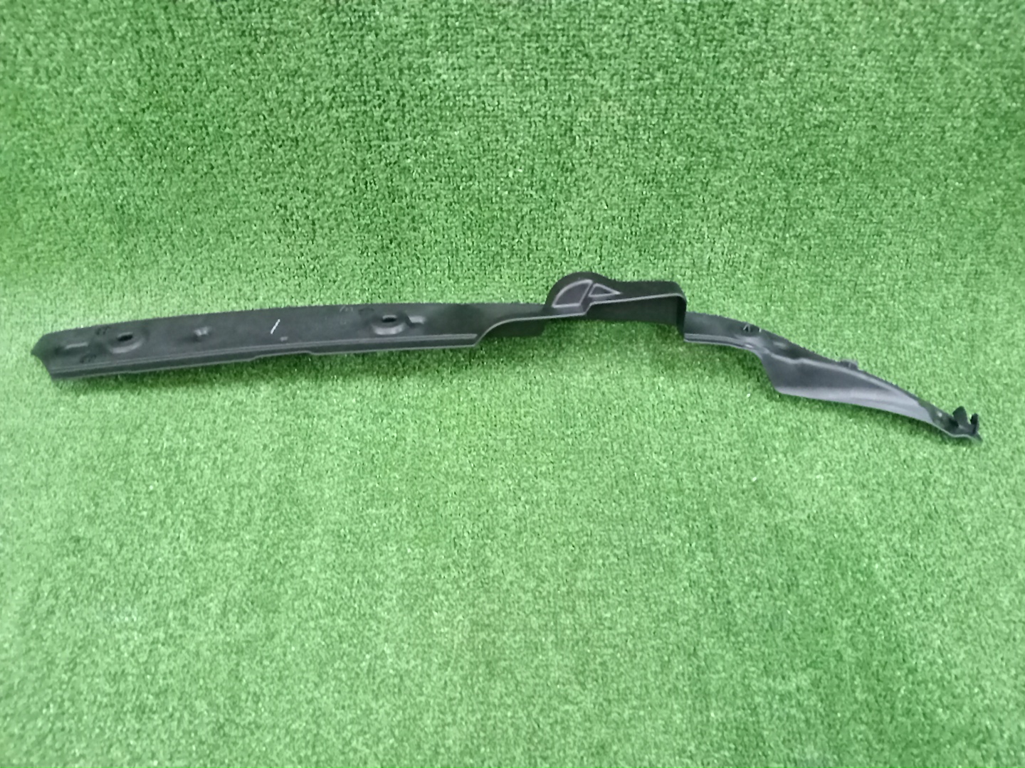 Защита под крыло правая передняя TOYOTA LAND CRUISER FJA300W, UZJ200, URJ202, VDJ200 53823-60020 2 ракурс