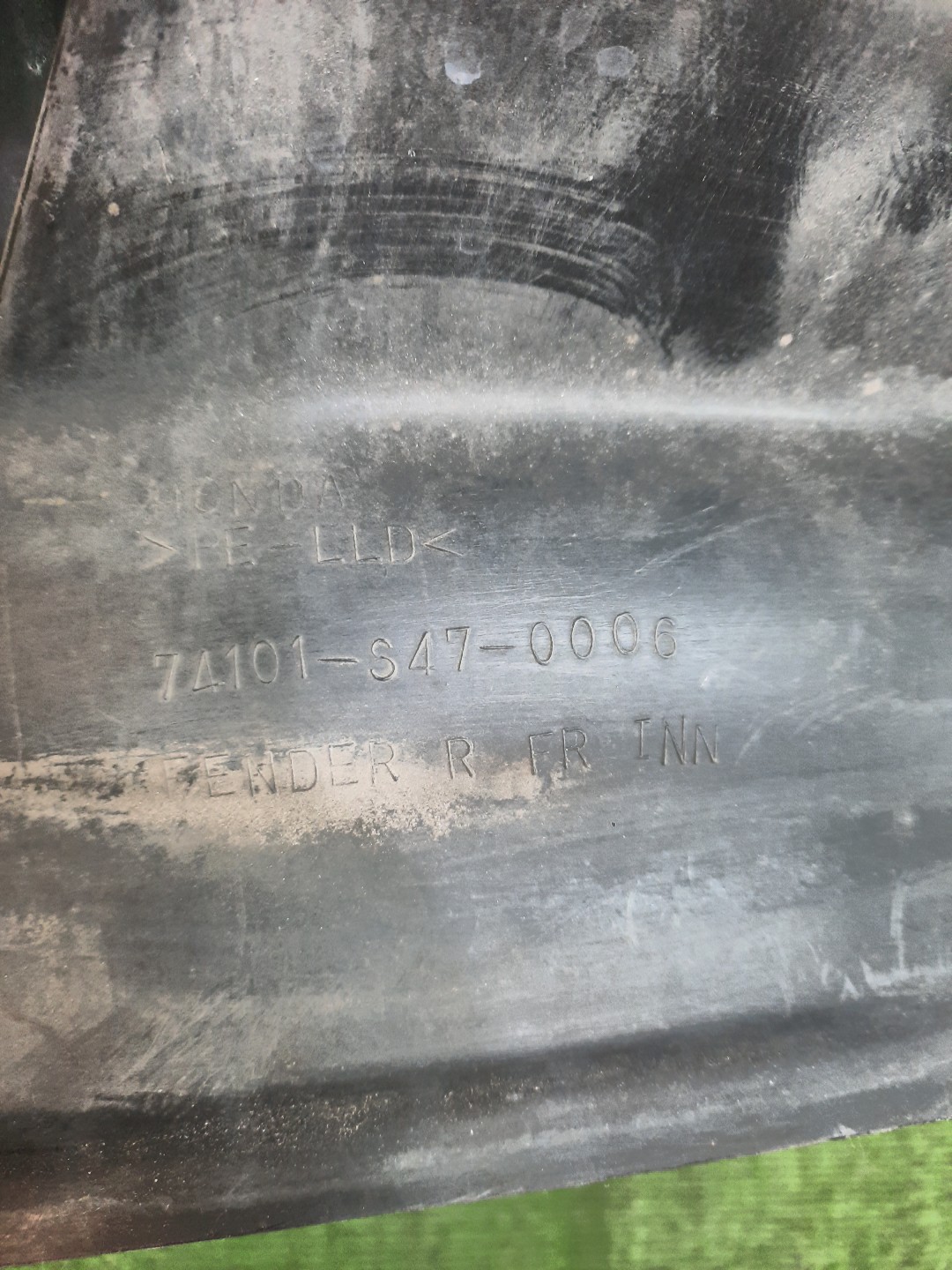 Защита под крыло правая передняя HONDA STEPWGN RF1 74101-S47-0006 2 ракурс
