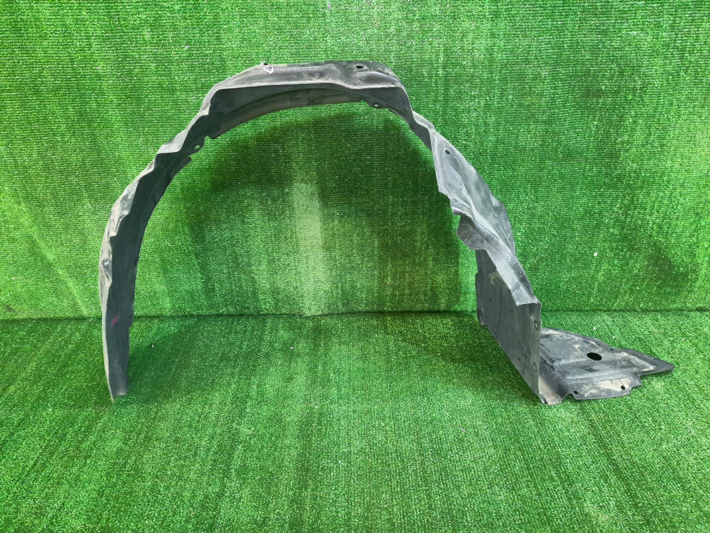 Защита под крыло левая передняя MITSUBISHI GRANDIS NA4W MN129053 1 ракурс