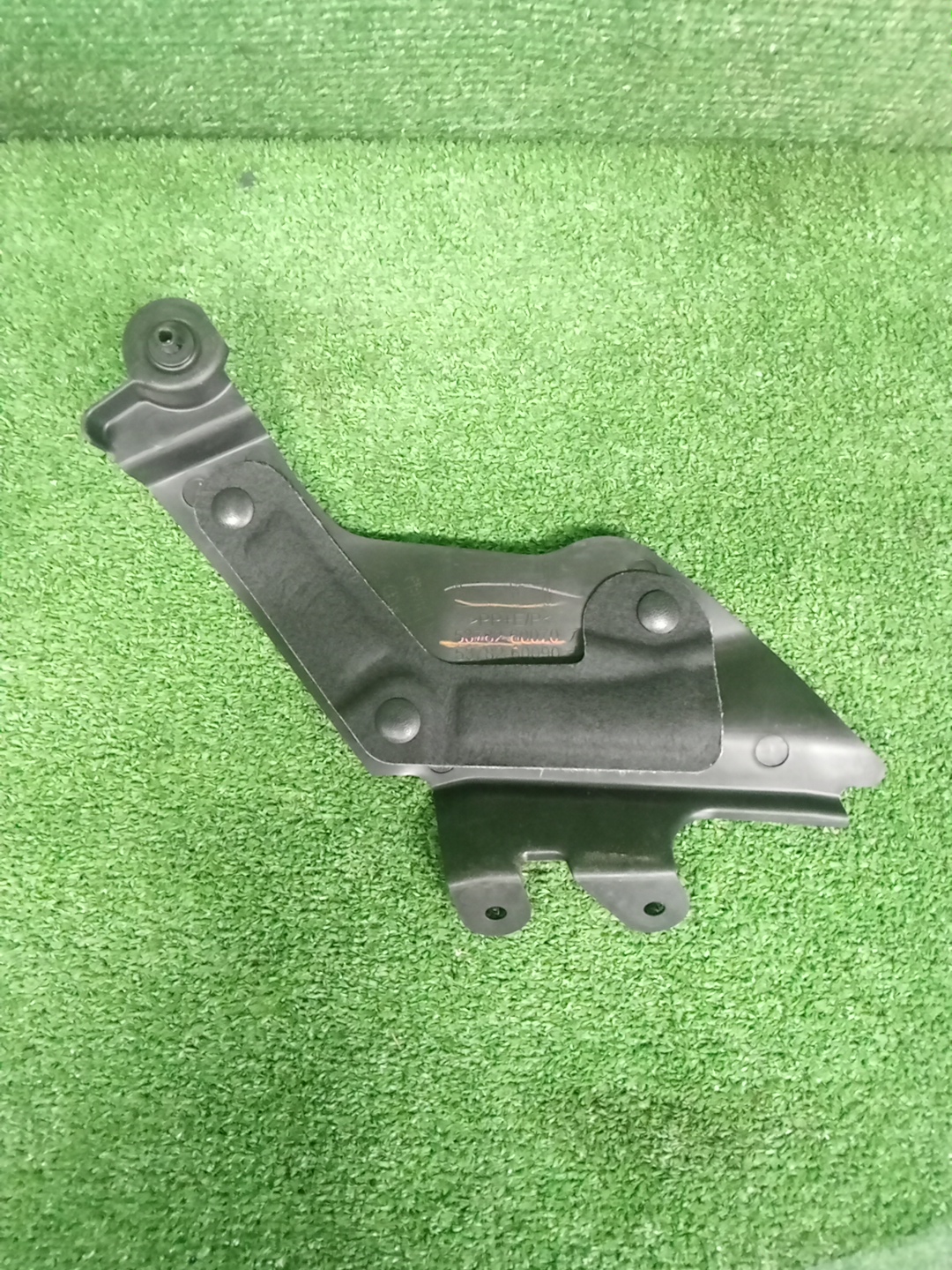 Защита под крыло левая передняя TOYOTA LAND CRUISER VJA300 53782-60070 2 ракурс