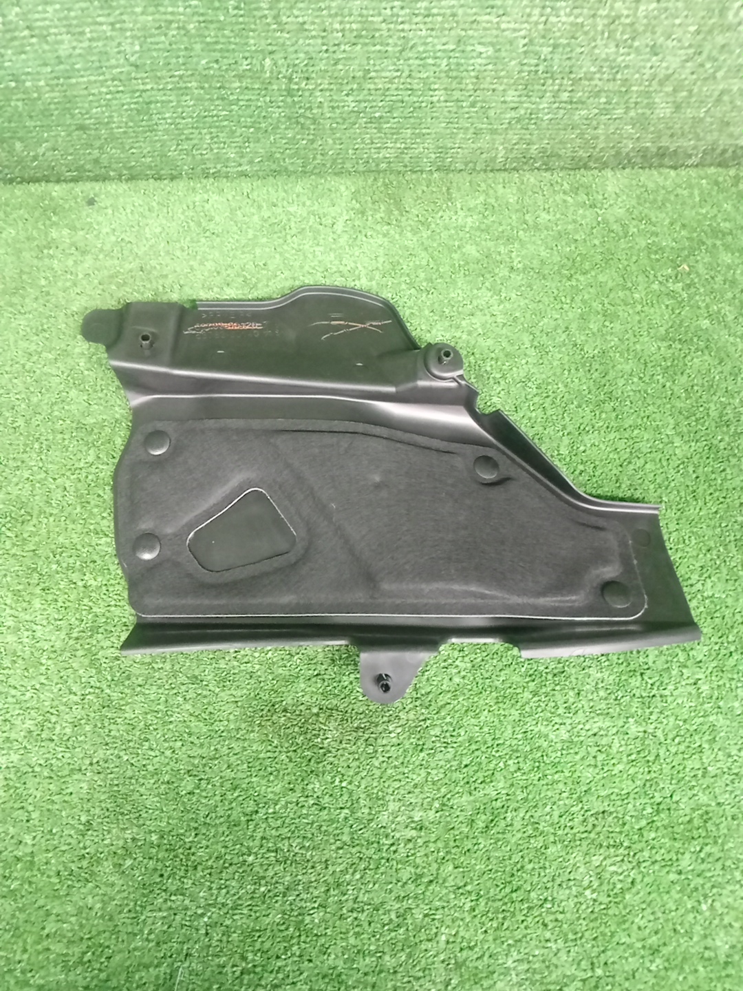 Защита под крыло правая передняя TOYOTA LAND CRUISER VJA300 53783-60120 2 ракурс