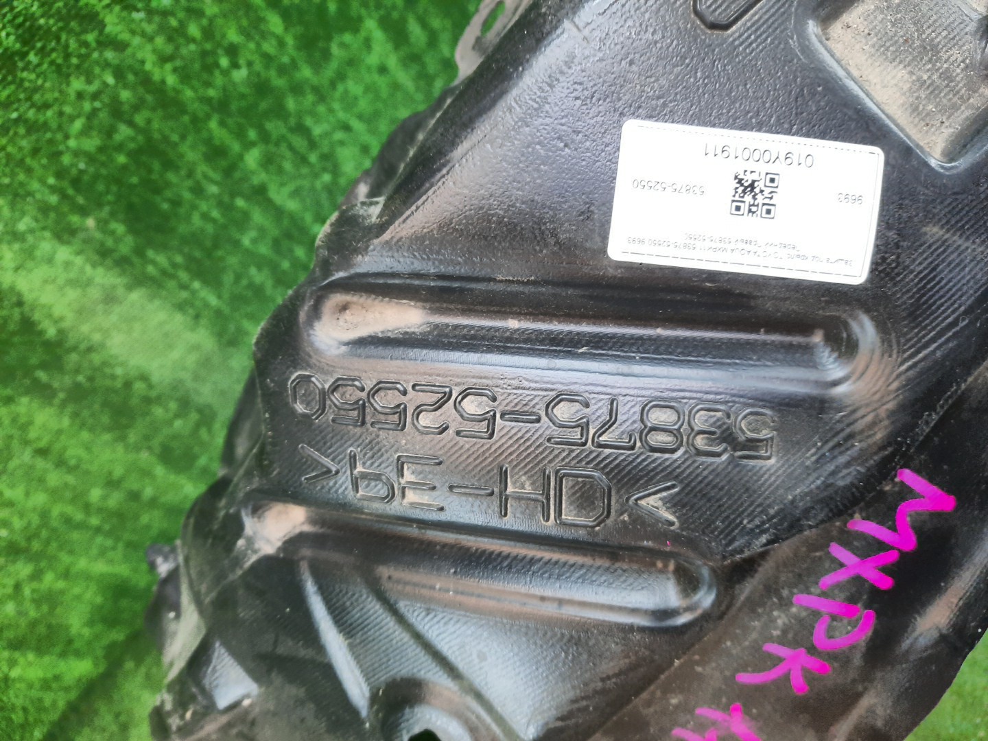 Защита под крыло правая передняя TOYOTA AQUA MXPK11 53875-52550 2 ракурс