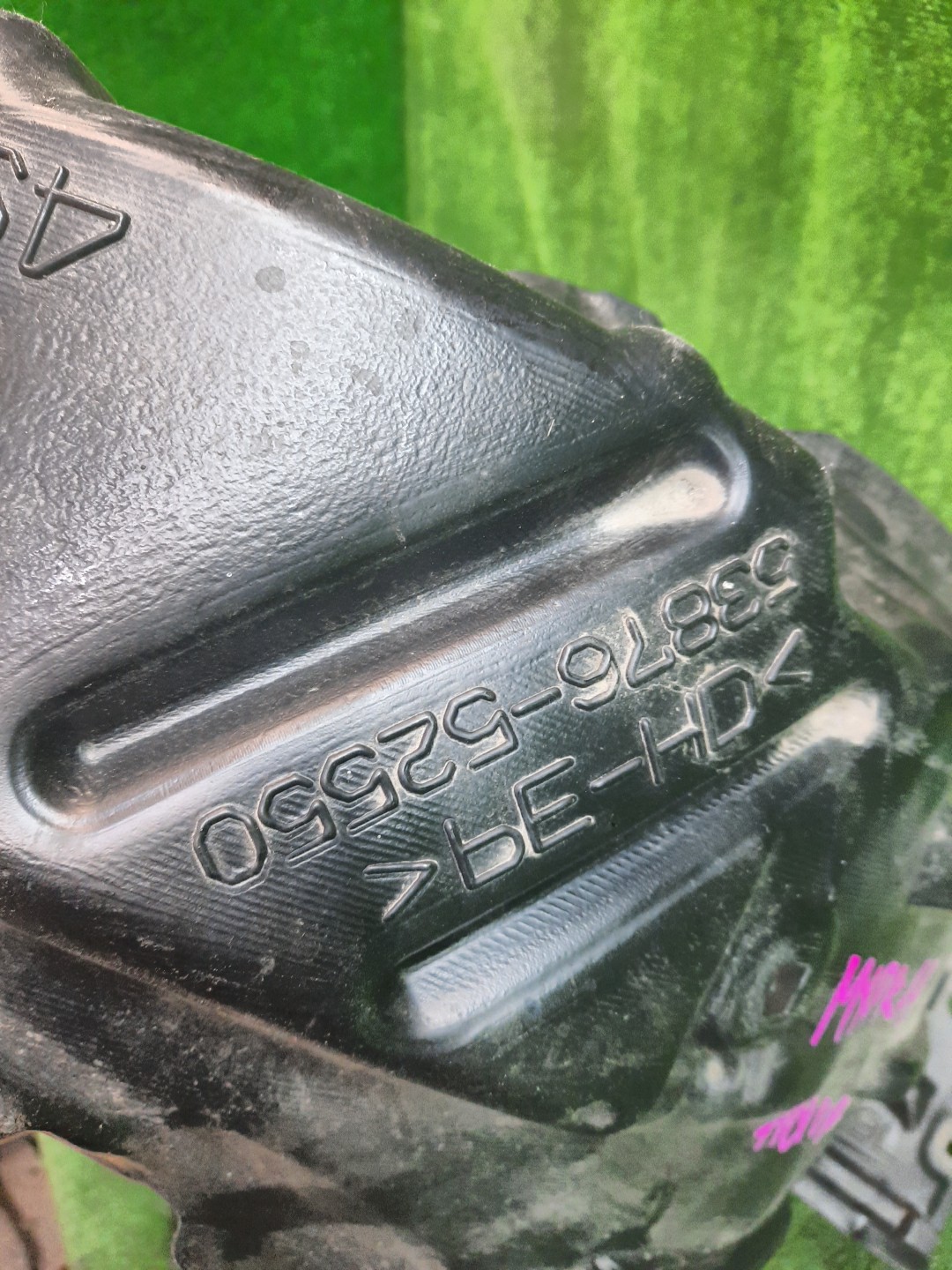 Защита под крыло левая передняя TOYOTA AQUA MXPK11 53876-52550 2 ракурс