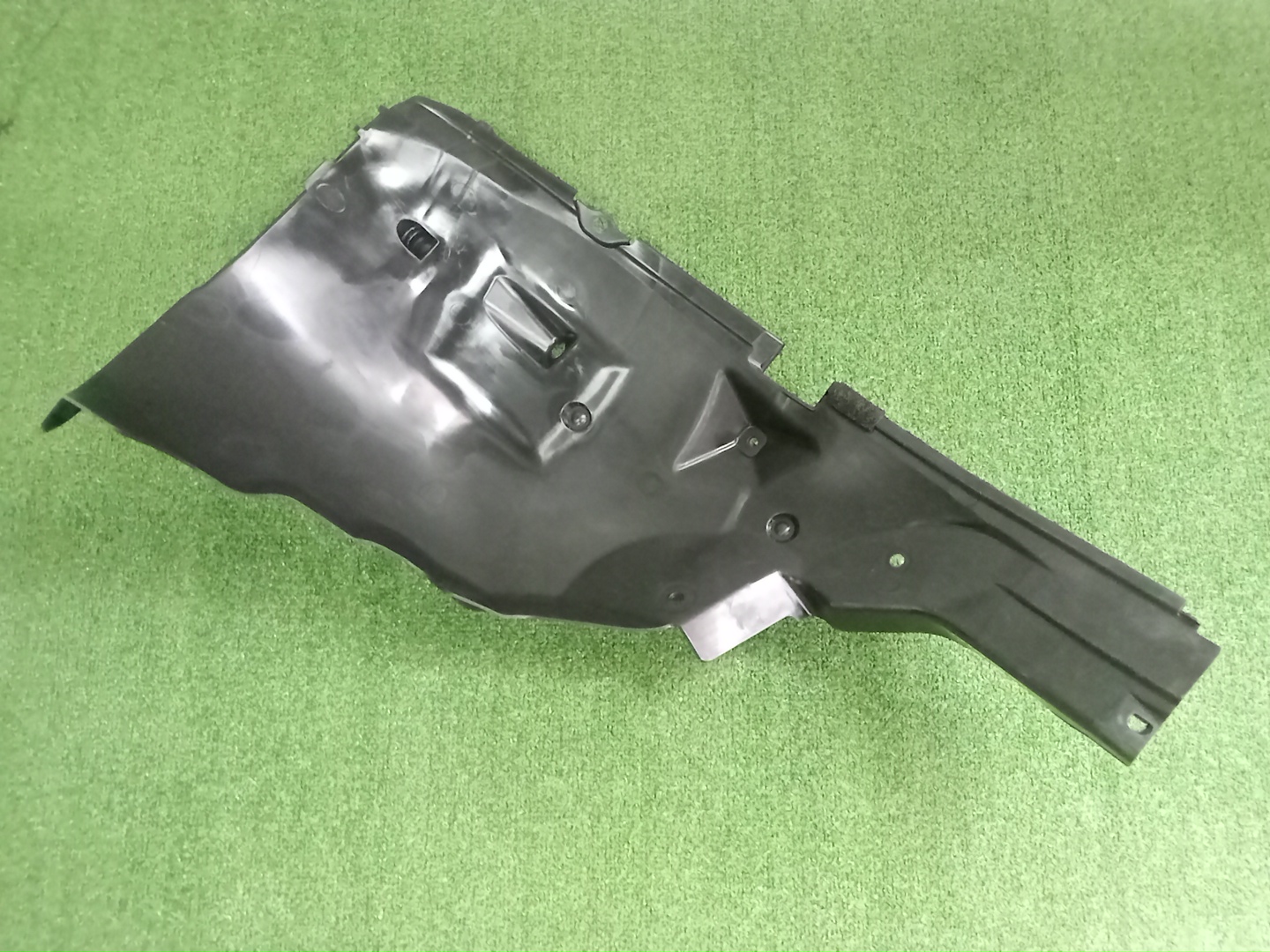 Защита под крыло левая передняя SUZUKI EVERY DA17V 72371-64P00 2 ракурс