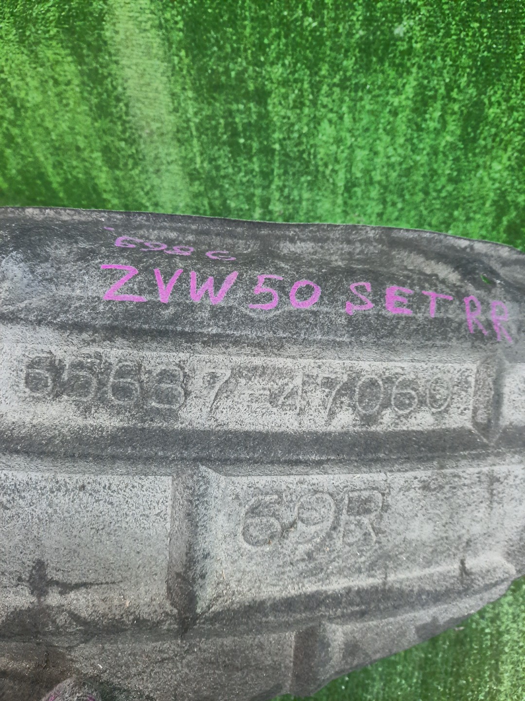 Защита под крыло правая задняя TOYOTA PRIUS ZVW50 65637-47060 2 ракурс