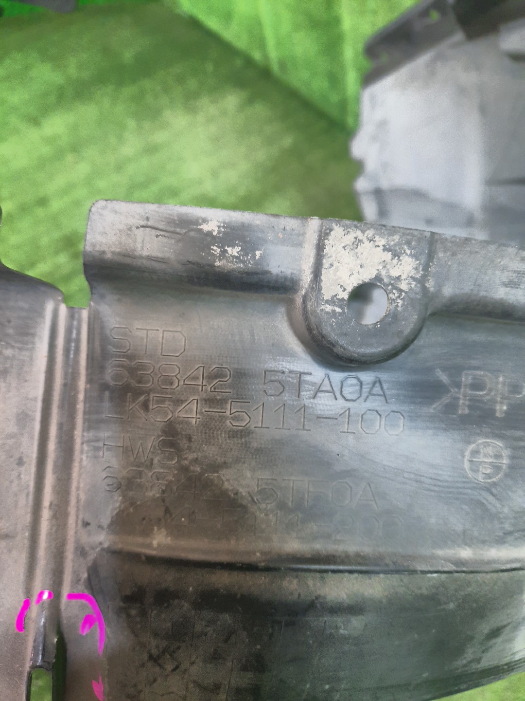 Защита под крыло правая передняя NISSAN SERENA C27 63842-5TA0A 2 ракурс