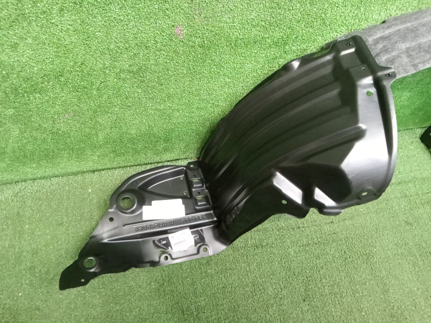 Защита под крыло правая передняя TOYOTA NOAH ZWR90W 53805-V1010 2 ракурс